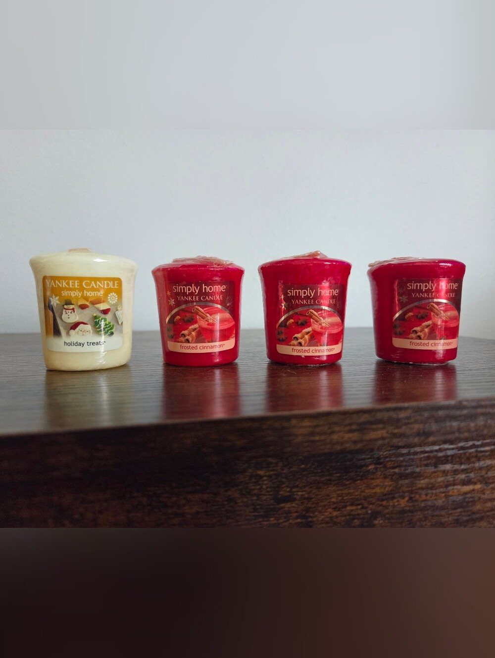 Yankee Candle Simply Home Votive Set - Frosted Cinnamon Holiday Treats